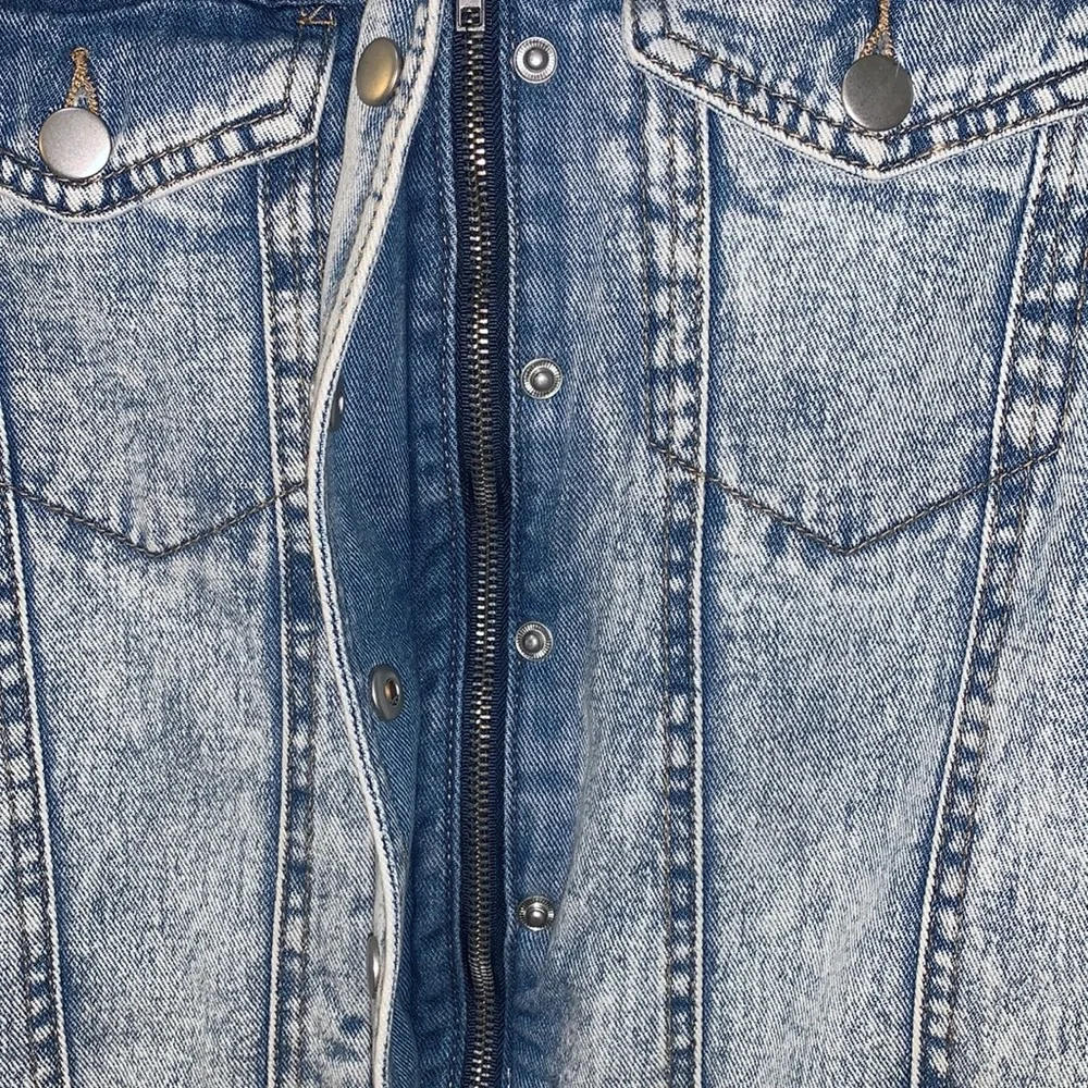 Light wash Sherpa lined jean jacket - Picture 4 of 7